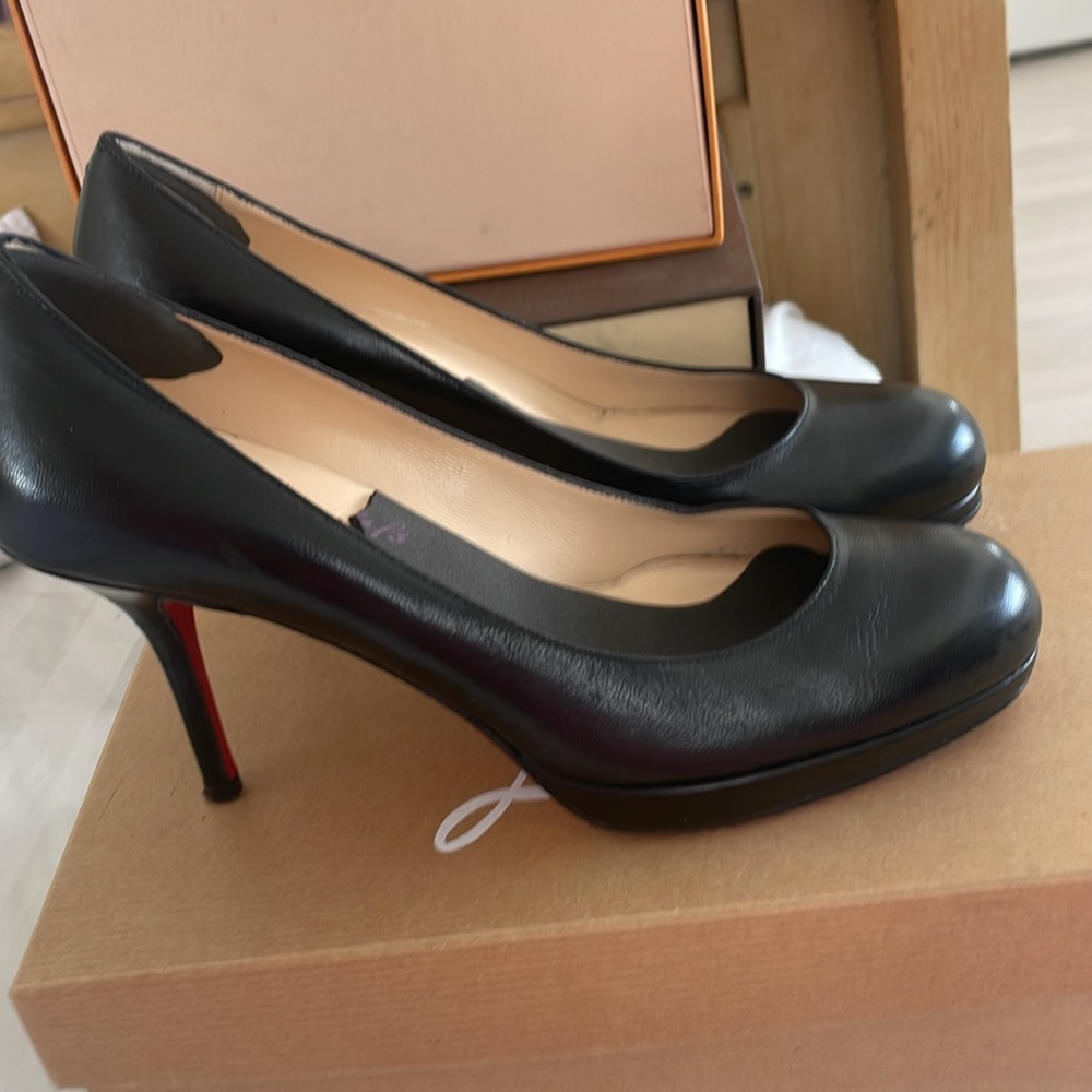Christian Lou Boutin pumps leather preowned red bottoms 37 inside has padding